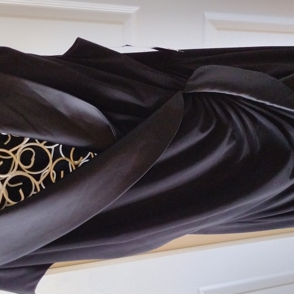 Black dress - Picture 5 of 6